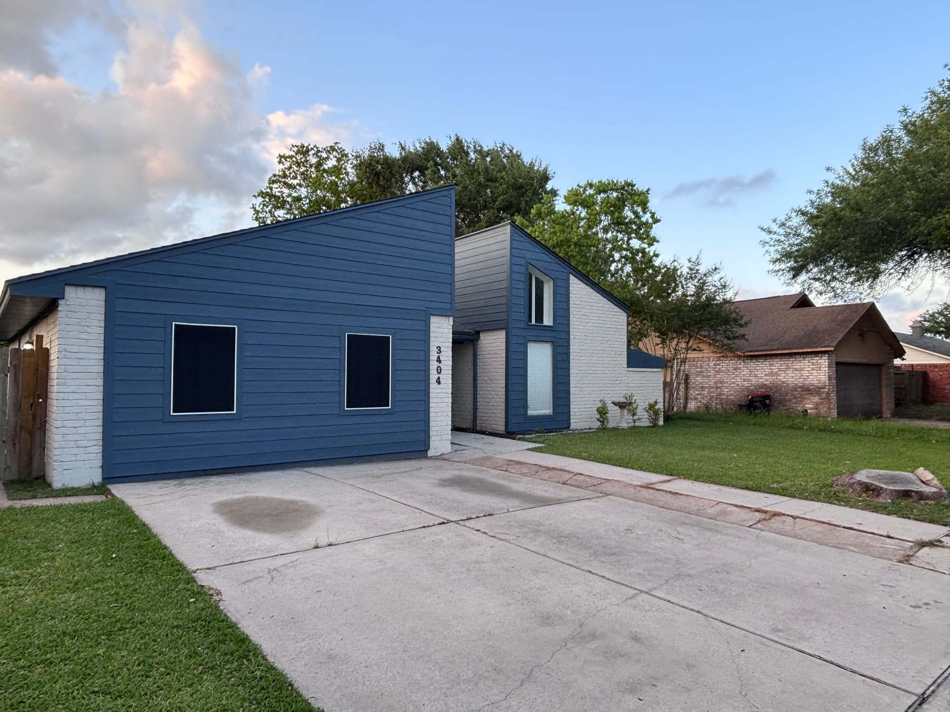 Full Siding Install Gives Houston Home a Sharp Modern Look image